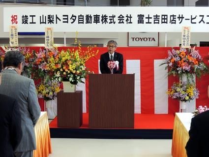 竣工式で挨拶する佐々木社長