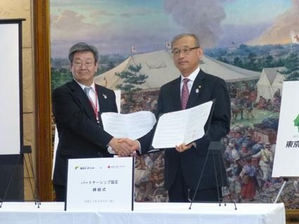 パートナーシップを結んだ日本赤十字社東京都支部の中川原事務局長(左)と東京トヨペットの伊藤専務