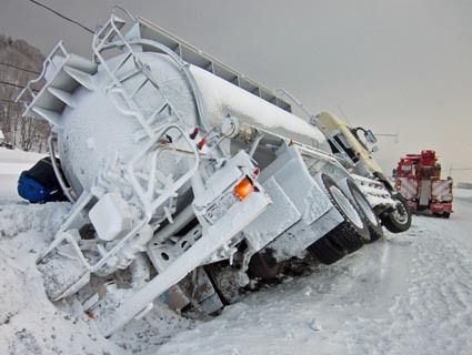 社会的影響の大きなトラックやバス事故を調べる(イメージ)