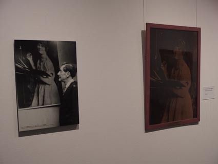 ヴァラドンの写真の前に佇むユトリロ