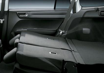 フィールダーの「ワンタッチ格納リヤシート」は、荷物を持ったまま片手操作でラゲージをアレンジできる