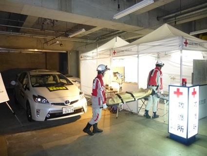 ディーラーを災害時の救護所とするパートナーシップを締結(写真は模擬救護所)。PHVで発電し、常に明かりを灯すことで被災者の安心につなげる