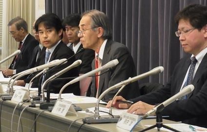 会見する酒井委員長(中央)