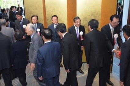 総会後の懇親パーティーで出席者を出迎える自工会首脳