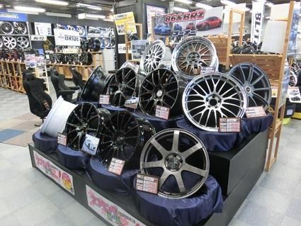 セット販売はホイールの組み替え料金の面でもメリットが高く、特に降雪地帯では当たり前になってきている