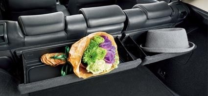 後席シートバックのマルチユースバスケットで大切な物を収納できる