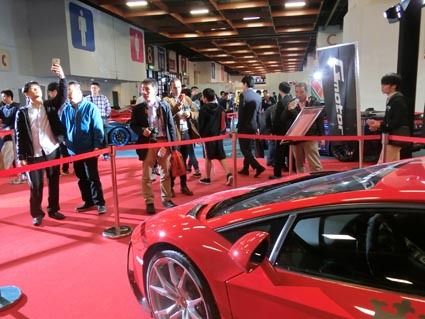 カスタマイズカーの展示にはたくさんの人だかりが