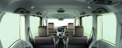 頭まわりに余裕があるため、3列目からの視界も開けて快適に