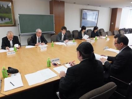 代理出席4人を含め11人の構成メンバーが議論に臨んだ