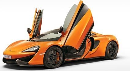 開口部の広いディヘドラルドア。車体はカーボンファイバーのシャシーとアルミボディーで構成する