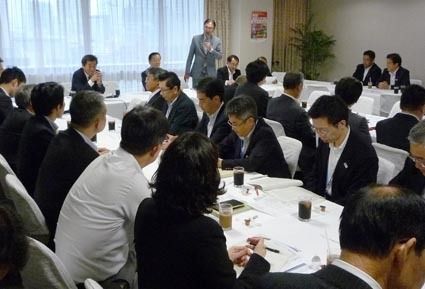 自民モータースポーツ議連の総会で挨拶する古屋会長(16日、党本部)