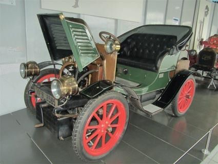 写真3 Adler、1903年。1気筒、498cc 4・5馬力、最高速度22キロメートル時(アーメラング市EFA自動車歴史博物館で)