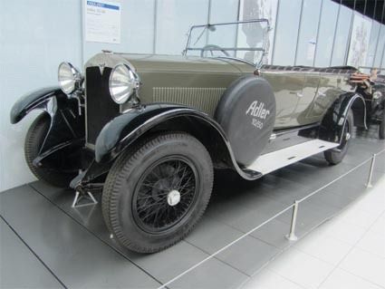 写真4 Adler10/50、1925~27年。6気筒、2580cc、50馬力、最高速度90キロメートル時(アーメラング市EFA自動車歴史博物館で)