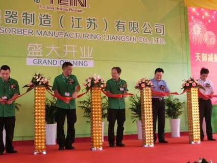 7月に実施した工場稼動セレモニーには、現地の従業員も多数参加した