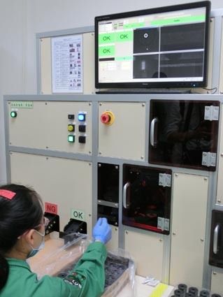 「検査体制は日本以上に気を使って実施」(担当者)。ピストンバルブなどは画像認識で全て検査する