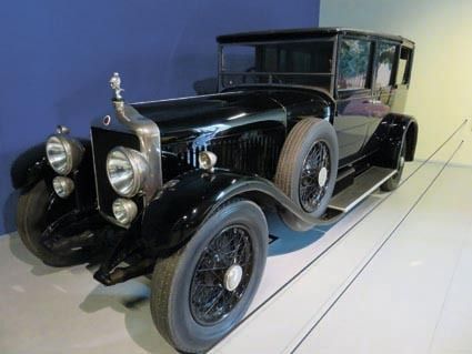 写真2 モデル32CV AK Landaulette、1928年。6リットル、6気筒、32馬力。ベルギー・オランダの王室の公用車(デンハーグ・ローマン自動車博物館で)