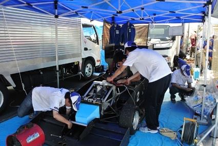 入念に車両をチェックする