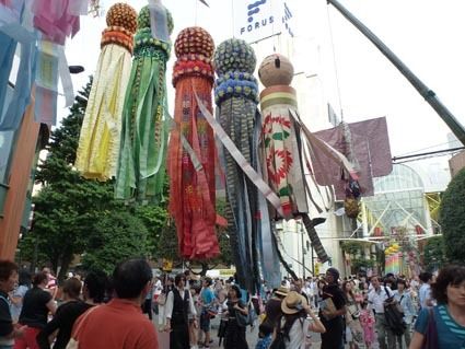 一番町通り(仙台市青葉区)を埋め尽くす七夕祭り