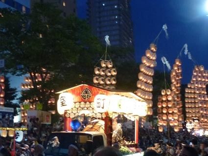 夜空に1万個の提灯が踊る秋田竿燈まつり