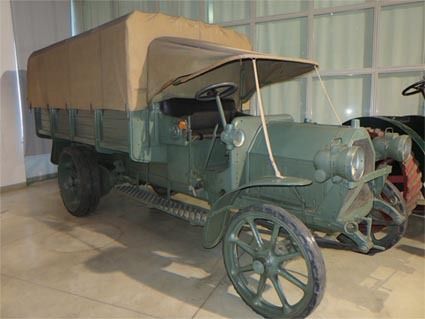写真1 FIAT Military Truck Model 18BL、1914年。5650cc 38馬力、最高速度25キロメートル時。大戦中、英・仏にもこの軍用トラックは供給された。基本は現在と同じ形を取り、タイヤも空気圧を利用していた。軍関係者からは評判の良いモデルであった。大戦後にはバスにも展開された(トリノ フィアット自動車歴史博物館にて)