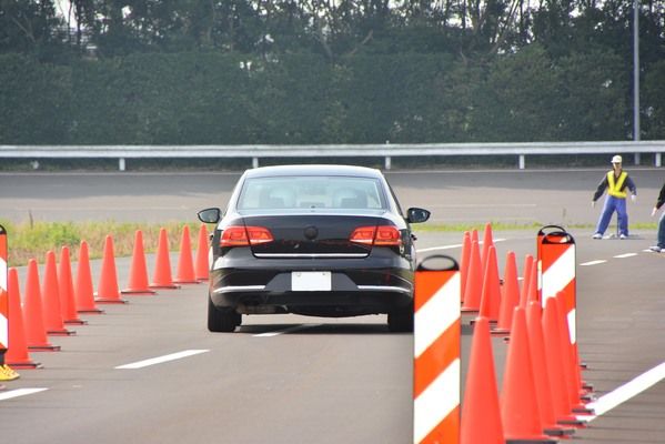 昨年から開始した公道試験用車両を用意。障害物をスムーズに回避した
