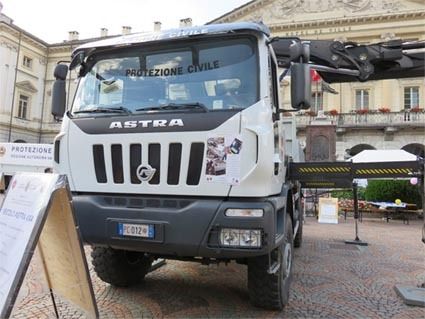 写真3 Veicolo Astra 4X4、2013年。7790cc、330馬力。北イタリアのアオスタでのメーカーのデモ風景。アストラはこの時点ではイベコ・グループに入っている