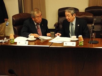 正副会長会議に出席した伊藤(右)、吉川の2常任理事