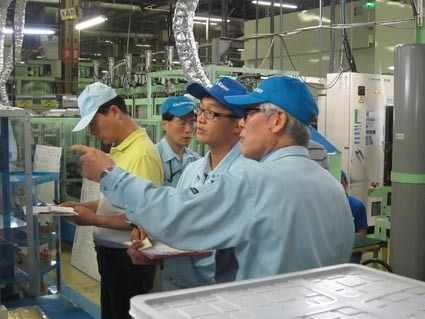 指導員(右)の話に聞き入る研修生