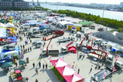 以前のトラックショーの会場内外の風景(参考写真)