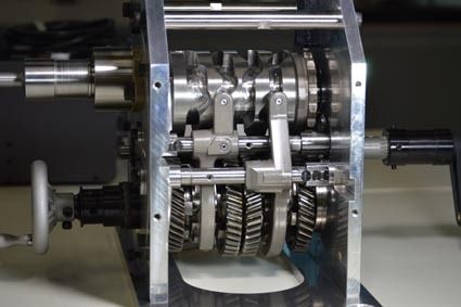 クラッチを切らずにギアチェンジする新機構により変速時のトルク切れをなくす