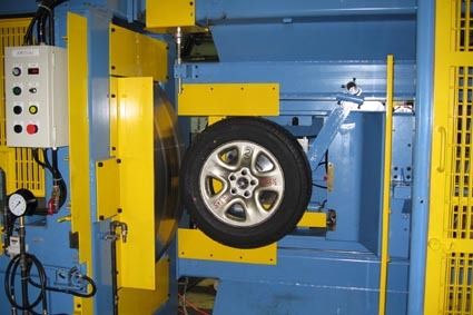 近年重要視される燃費性能を数値化する転がり抵抗試験機