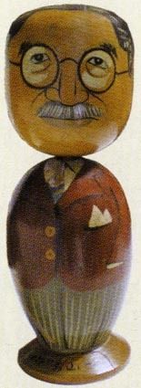 鳩山一郎の人形と大礼服(共に鳩山由紀夫氏所蔵・鳩山会館保管)