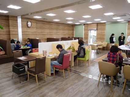 ログハウスのような店内。1人掛けスペースも新設