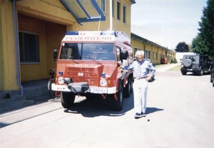 写真1 シュタイアーのグラーツ工場にある消防車仕様のピンツガウアーの前で筆者。後ろに見えるのはメルセデス・ベンツのゲレンデ・ワーゲン