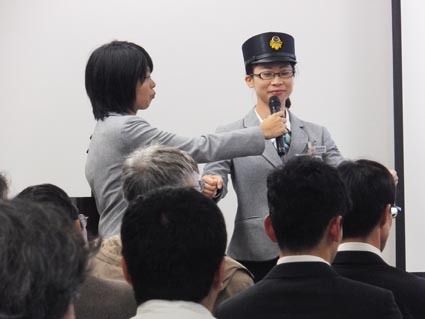 特設ステージでは、現役女性ドライバーが車内アナウンスを実演(京急バスの会社説明会)
