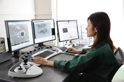 最先端の機器を活用して、元素レベルでの解析を行う