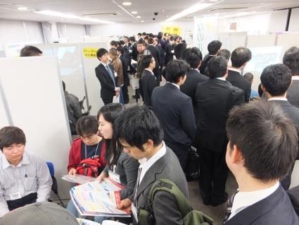 オープン早々、就職希望者が各ブースに殺到