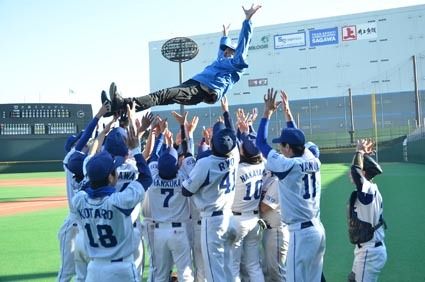 念願の初優勝に感激する選手たちに胴上げされる片山社長