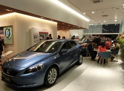 ショールームには新車5台を展示