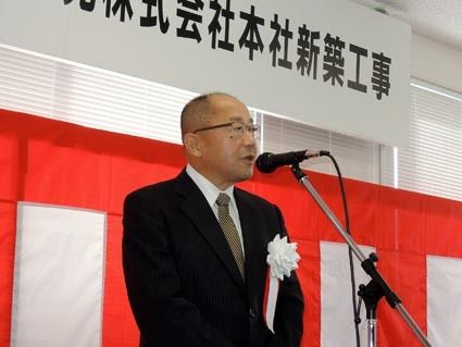 挨拶する荻原社長