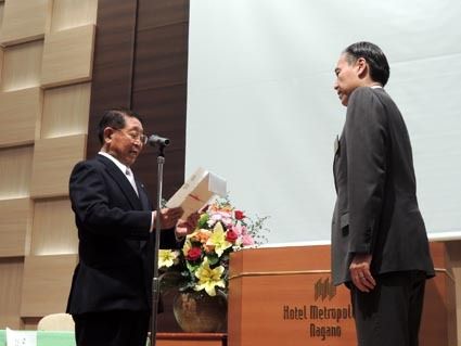 記念事業の一環で県の交通安全推進に多大な寄付をした