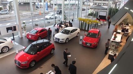大勢の来店客がショールームを訪れた