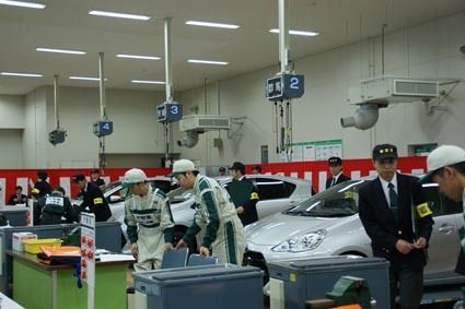 サービス技術コンクールで熱戦を繰り広げる各選手