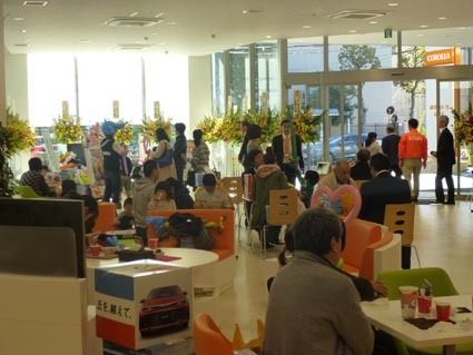 白基調でくつろぎやすい店内。フェアでは2日で300組を集め出足順調