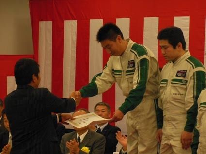 優勝した埼玉トヨペットの橋本・星野ペア