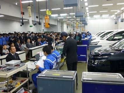 各選手の応援に大勢の社員が駆けつけ熱戦を見守った