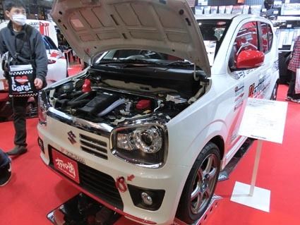 ストラットタワーバーなどを装着したオクヤマのアルトターボRS