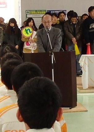 開会式で挨拶する滝澤社長