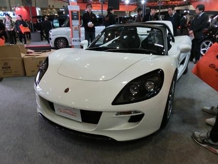 オートバックスセブンが出展したGLM製スポーツEV「トミーカイラZZ」の周囲には人だかりが