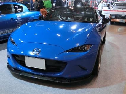 リップスポイラーやサスペンション、マフラーなどを装着したレッグ・モータースポーツ(広島市)のロードスター